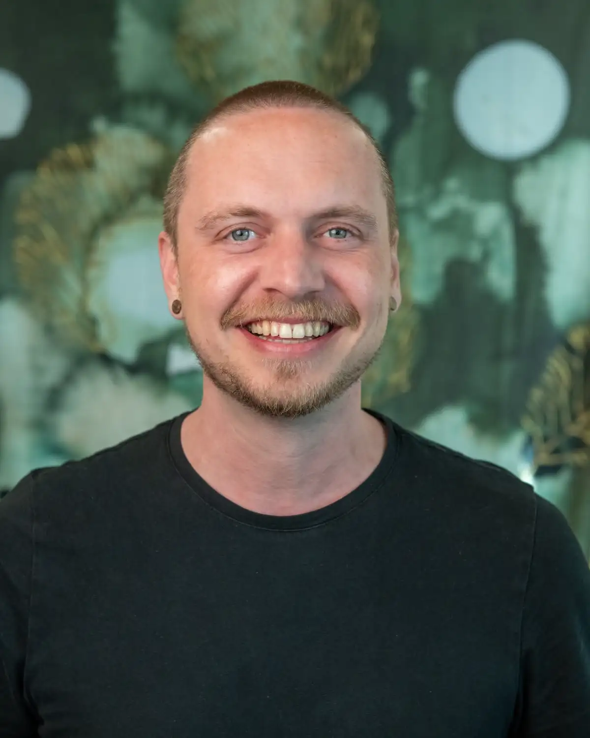 Black-and-white portrait of Job Schopman smiling